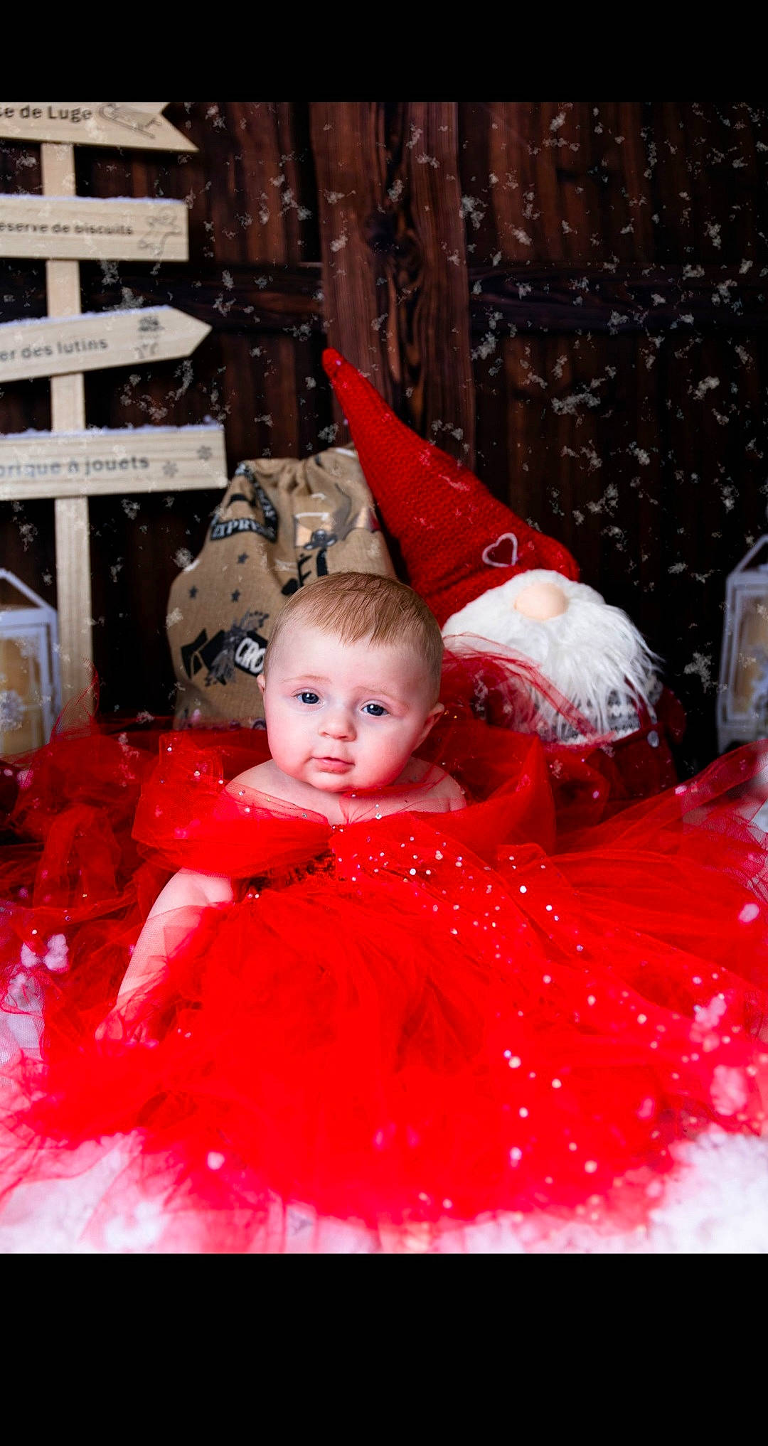 Ana a rejoint le concours — aidez-le/la à gagner de superbes lots ! baby, baby_toddler_clothing, christmas, christmas_decoration, christmas_eve, christmas_ornament, costume_hat, dress, event, fictional_character, fun, happy, hat, holiday, holiday_ornament, magenta, person, pink, red, smile