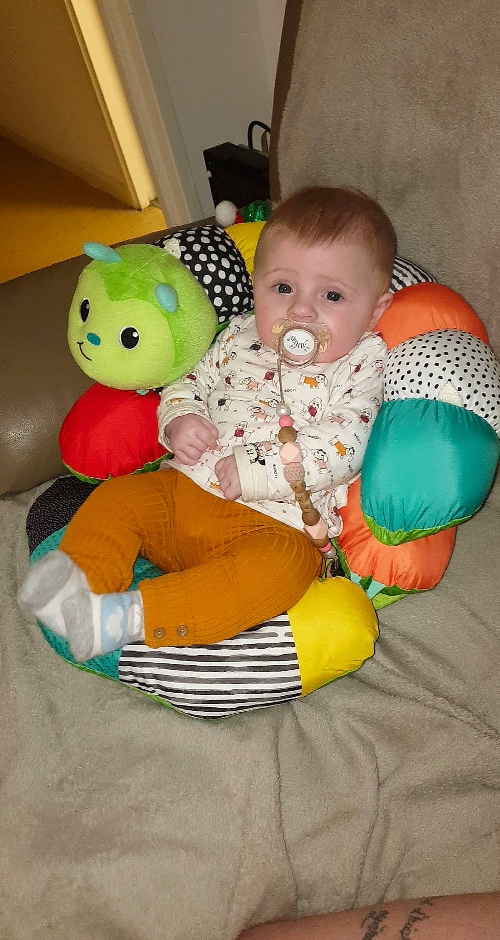 Ana participe au concours pour gagner de l'argent avec cette photo : arm, baby, baby_products, baby_toddler_clothing, cheek, child, comfort, fun, happy, head, human_body, lap, mammal, person, sitting, skin, teddy_bear, textile, toddler, toy