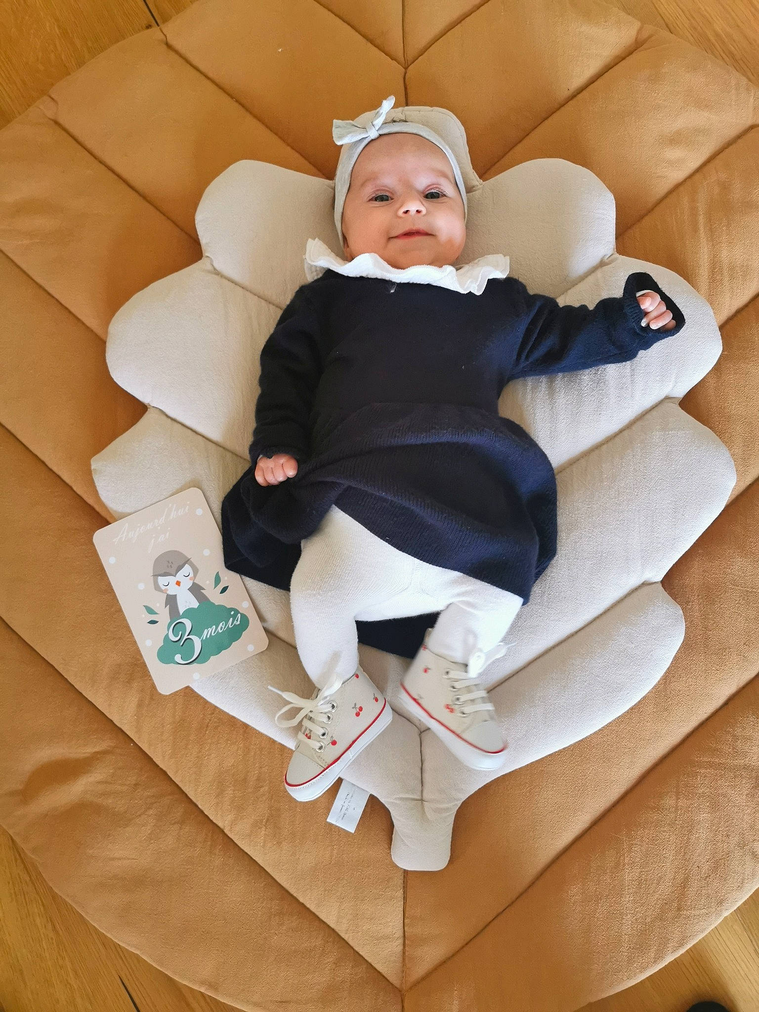 Ernestine participe au concours pour gagner de l'argent avec cette photo : art, baby, baby_toddler_clothing, carton, chair, child, comfort, design, flash_photography, flooring, human_leg, lap, paper_product, person, room, sitting, sock, stairs, textile, thigh
