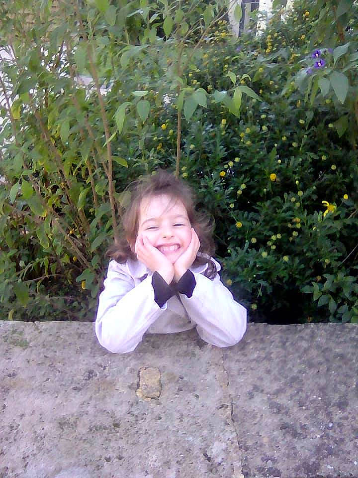 Amelya participe au concours pour gagner de l'argent avec cette photo : child, grass, happy, joy, person, plant, sitting, smile, toddler, tree