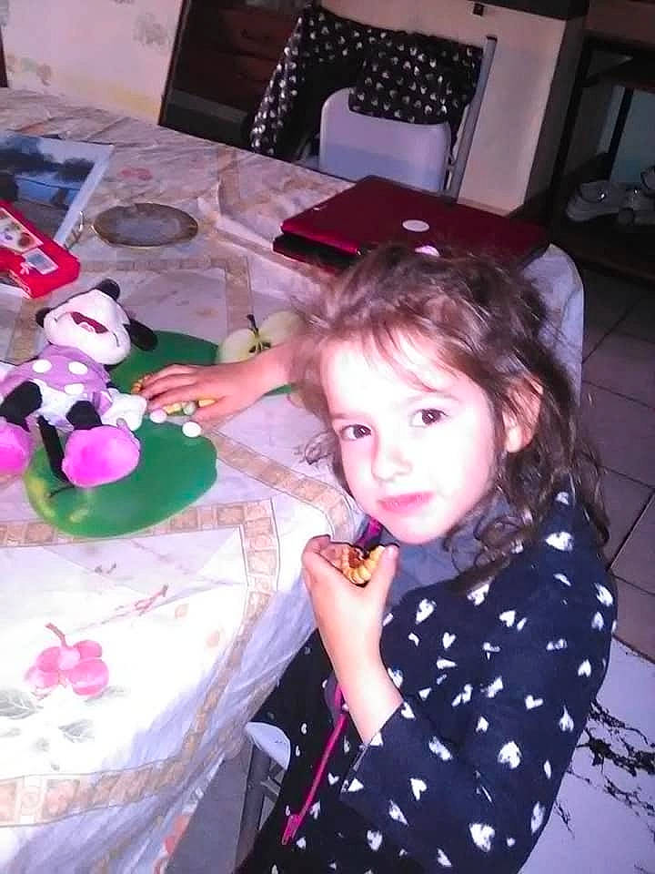 Amelya a rejoint le concours — aidez-le/la à gagner de superbes lots ! baked_goods, cake, cake_decorating, child, fondant, person, pink, polka_dot, sugar_paste, sweetness, toddler