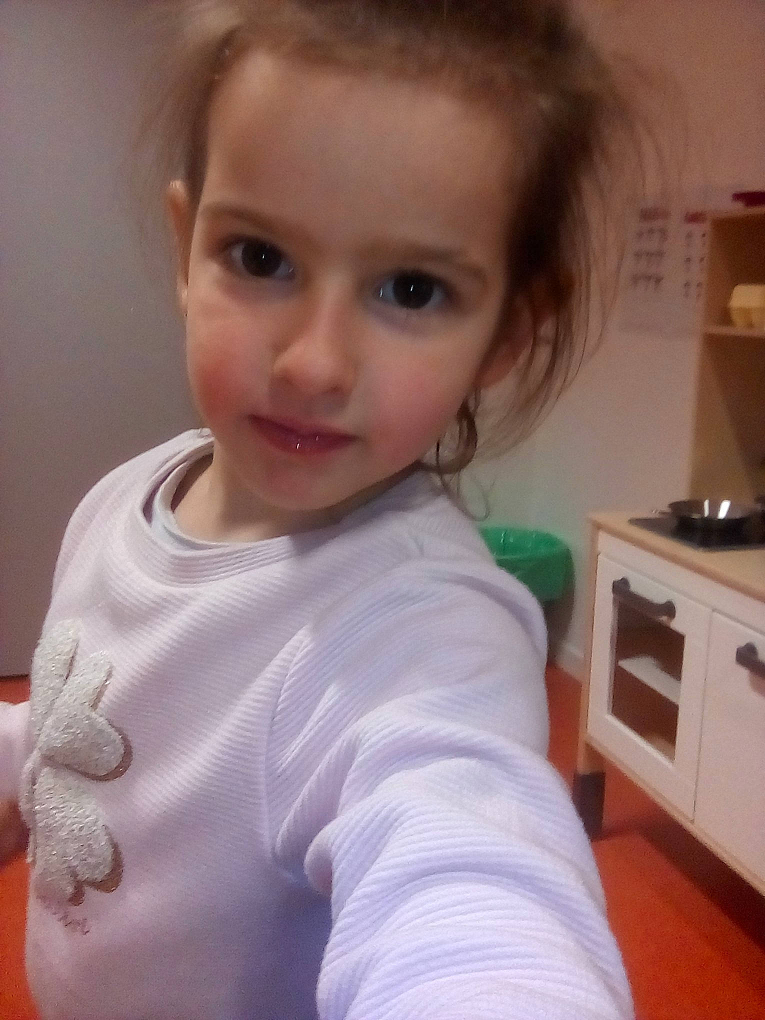 Amelya participe au concours pour gagner de l'argent avec cette photo : arm, baby, brown_hair, cheek, child, chin, ear, eye, eyebrow, face, forehead, hair, head, lip, neck, nose, person, shoulder, skin, smile