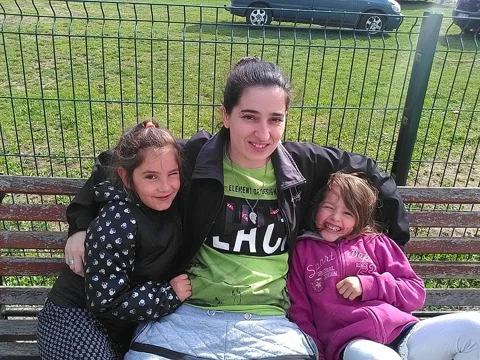 Clochette a rejoint le concours — aidez-le/la à gagner de superbes lots ! child, daughter, family, fun, happy, joy, lap, leisure, people, person, sibling, sitting, smile, team, vacation