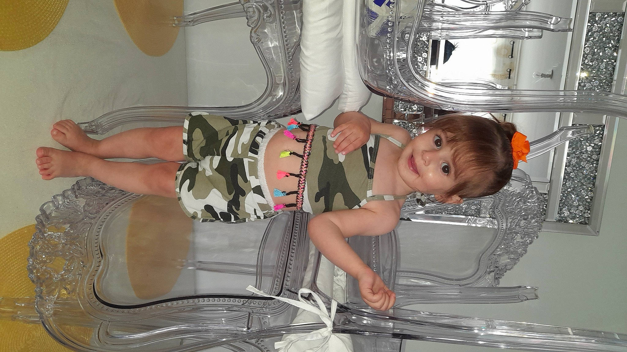 Carmen a rejoint le concours — aidez-le/la à gagner de superbes lots ! auto_part, automotive_lighting, cooking, fun, glass, homemaker, hood, human_leg, joy, machine, motor_vehicle, person, room, service, smile, tableware, thigh, toddler, trunk, vehicle