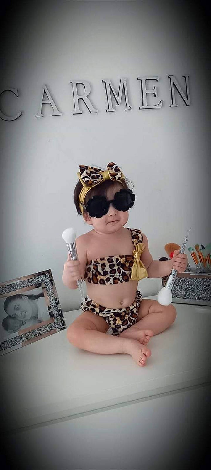 Carmen a rejoint le concours — aidez-le/la à gagner de superbes lots ! art, computer_keyboard, cool, day_dress, dress, eyewear, fashion_design, flash_photography, font, goggles, happy, hat, headpiece, human_leg, person, personal_protective_equipment, sleeve, smile, sunglasses, thigh