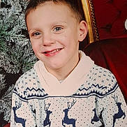 éden participe au concours pour gagner de l'argent avec cette photo : child, boy, smile, sweater, reindeer_pattern, christmas_tree, holiday, festive, portrait, indoor, cozy, knitwear, red_chair, decor, happy, young, seasonal, celebration, person, cute