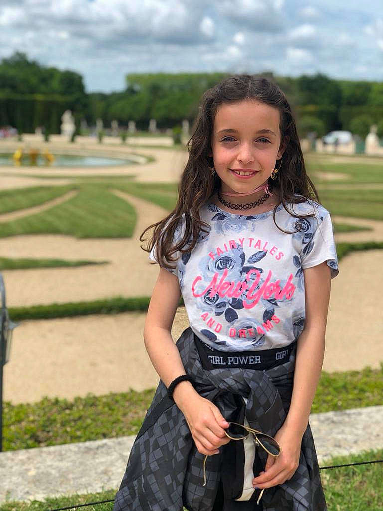 Clemence participe au concours pour gagner de l'argent avec cette photo : beauty, belt, cloud, denim, eye, fun, grass, happy, head, joy, leisure, long_hair, people, person, plant, recreation, sky, sleeve, summer, tartan