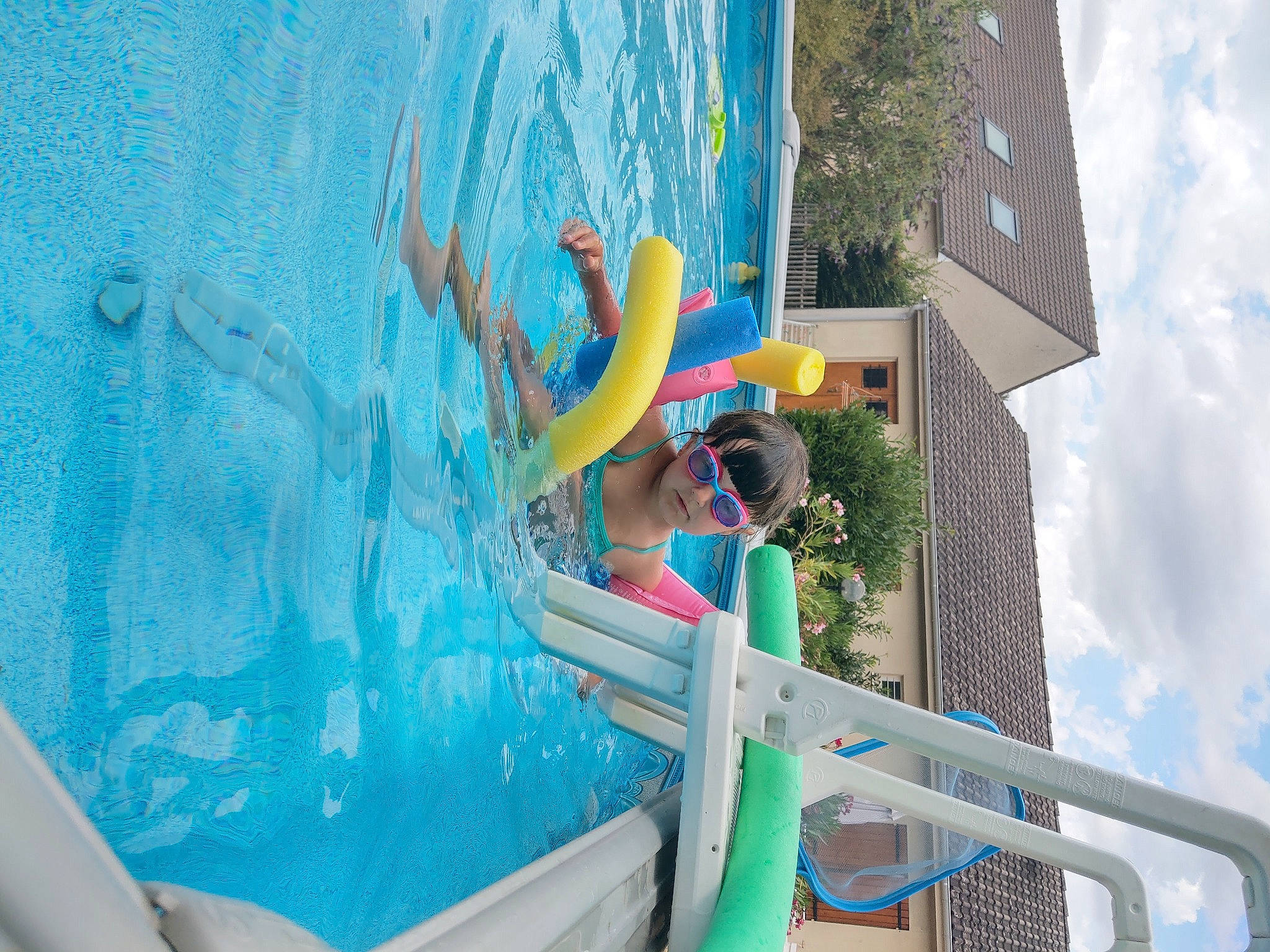 Eva participe au concours pour gagner de l'argent avec cette photo : amusement_park, aqua, azure, blue, fun, games, leisure, nonbuilding_structure, park, person, recreation, swimming_pool, tree, vacation, water, water_park