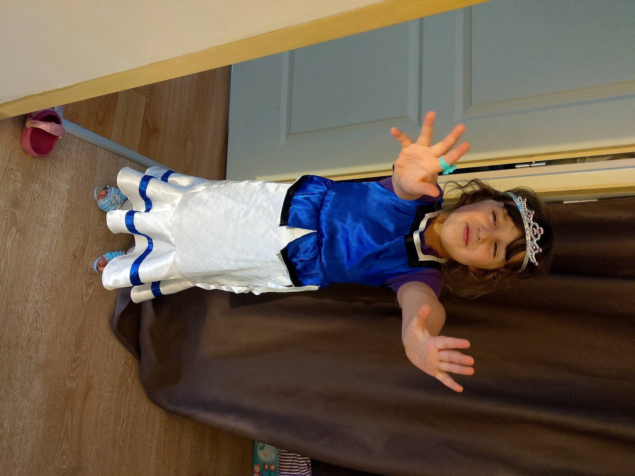 Eva participe au concours pour gagner de l'argent avec cette photo : child, headwear, person, toddler