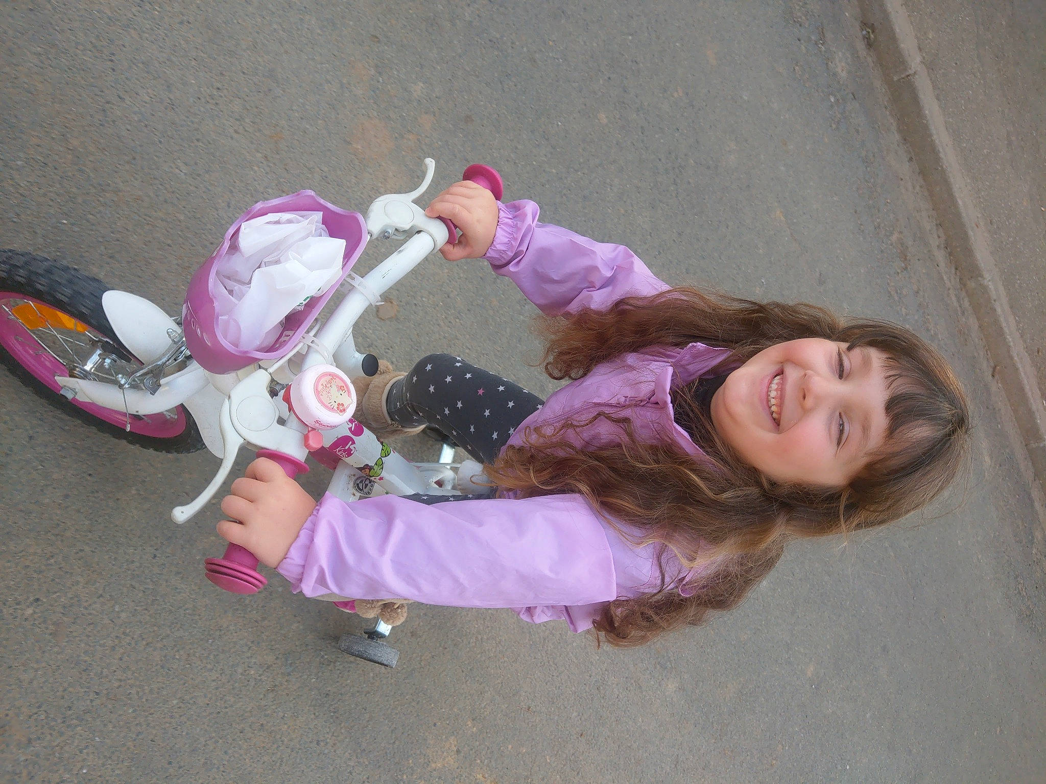 Eva participe au concours pour gagner de l'argent avec cette photo : child, fun, joy, person, pink