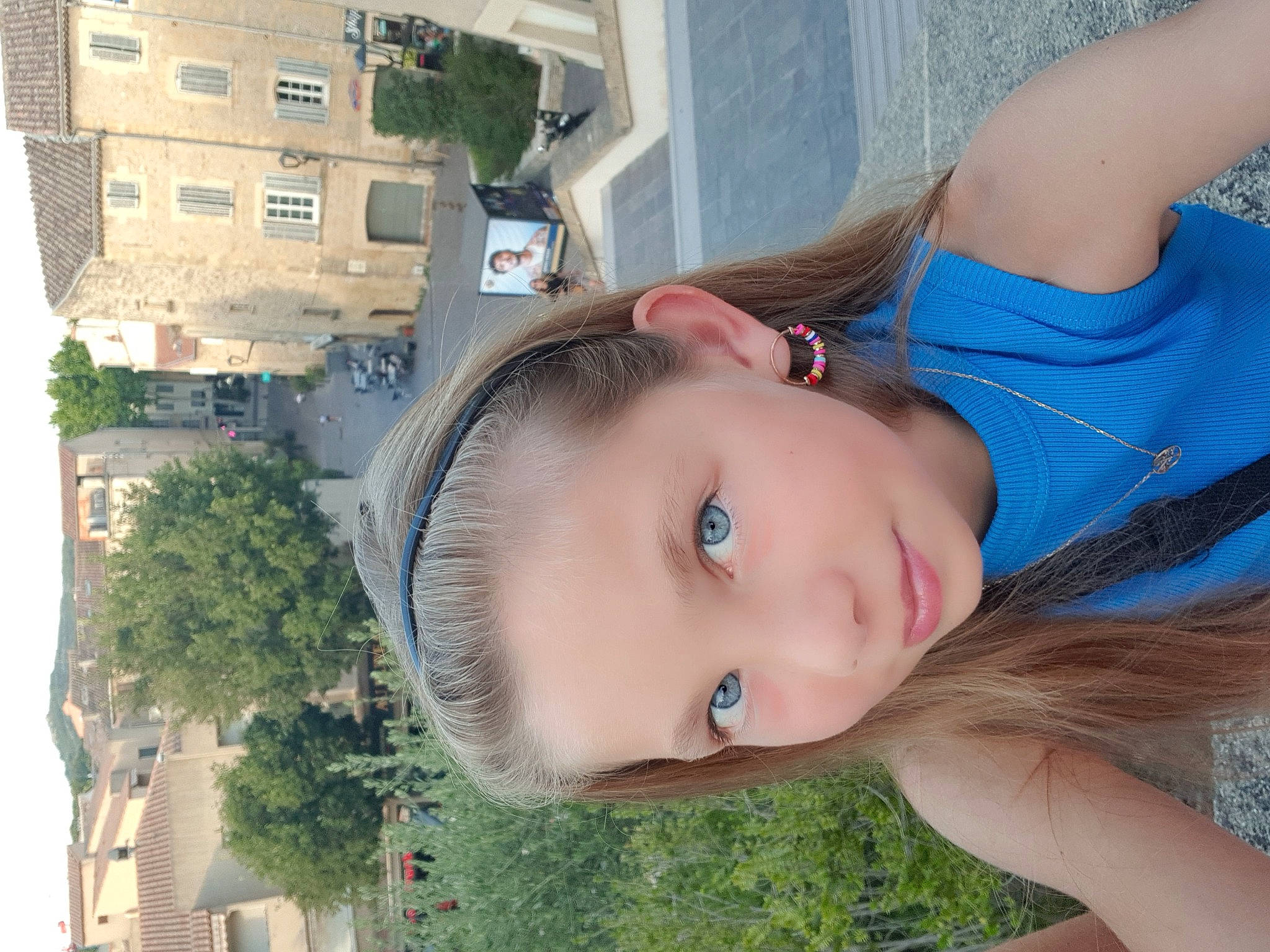 Iliana a rejoint le concours — aidez-le/la à gagner de superbes lots ! beauty, blue, blurred, building, child, dress, electric_blue, eyelash, fun, grass, happy, head, house, leisure, person, photograph, plant, skin, summer, toddler