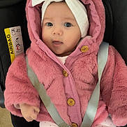 Elisa participe au concours pour gagner de l'argent avec cette photo : baby, child, infant, pink_jacket, headband, bow, car_seat, seatbelt, polka_dot_pants, cute, wide_eyes, clothing, bundle, warm, indoor, person, adorable, soft_texture, button, straps