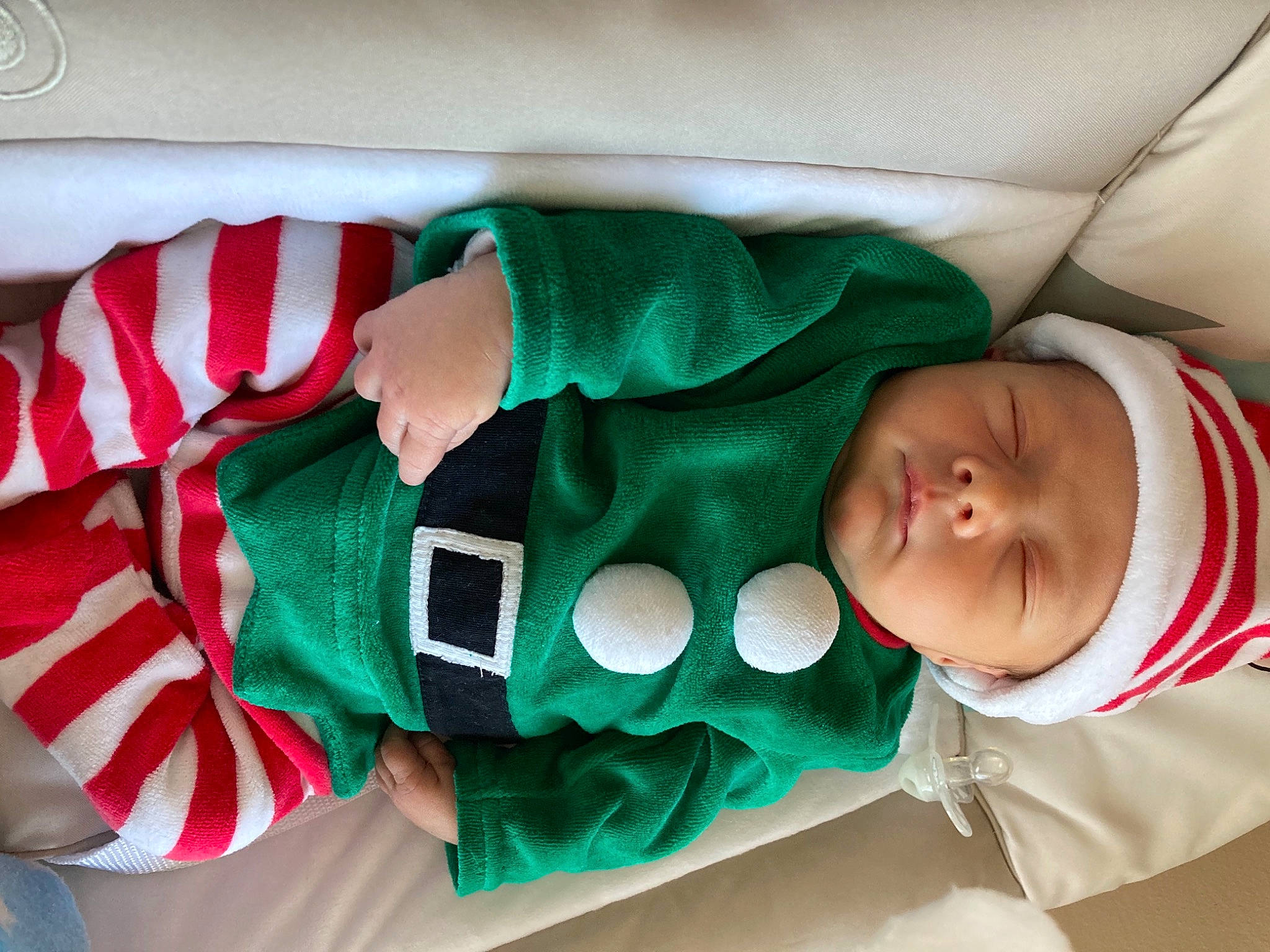 Pierre participe au concours pour gagner de l'argent avec cette photo : baby, baby_products, baby_sleeping, baby_toddler_clothing, carmine, child, clothing, comfort, event, headwear, holiday, lap, linens, pattern, person, product, room, sitting, sleeve, sock