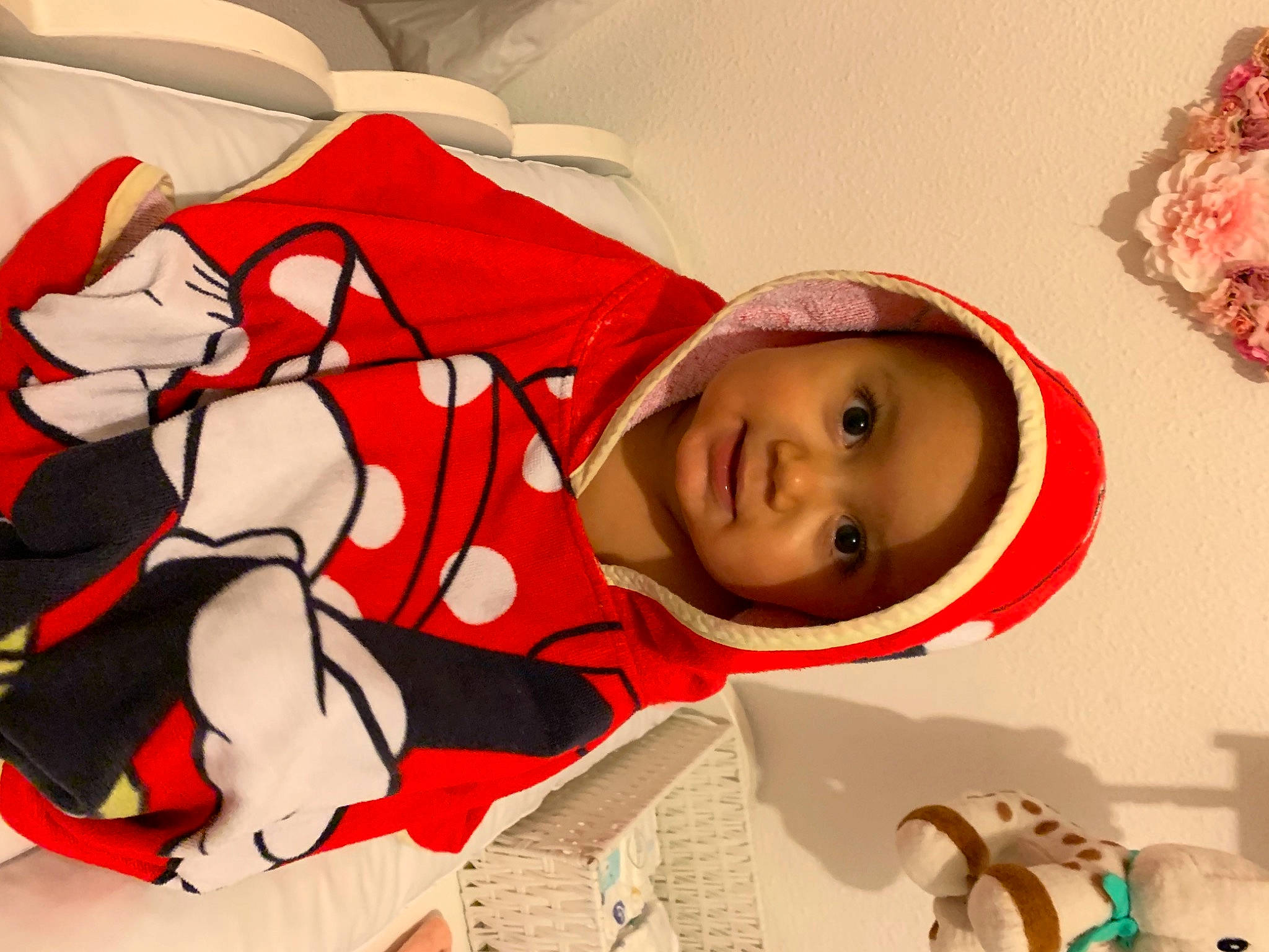 Tya participe au concours pour gagner de l'argent avec cette photo : baby, baby_toddler_clothing, carmine, child, comfort, eye, fun, happy, hat, headwear, human_body, linens, mouth, orange, person, red, room, sleeve, smile, t_shirt