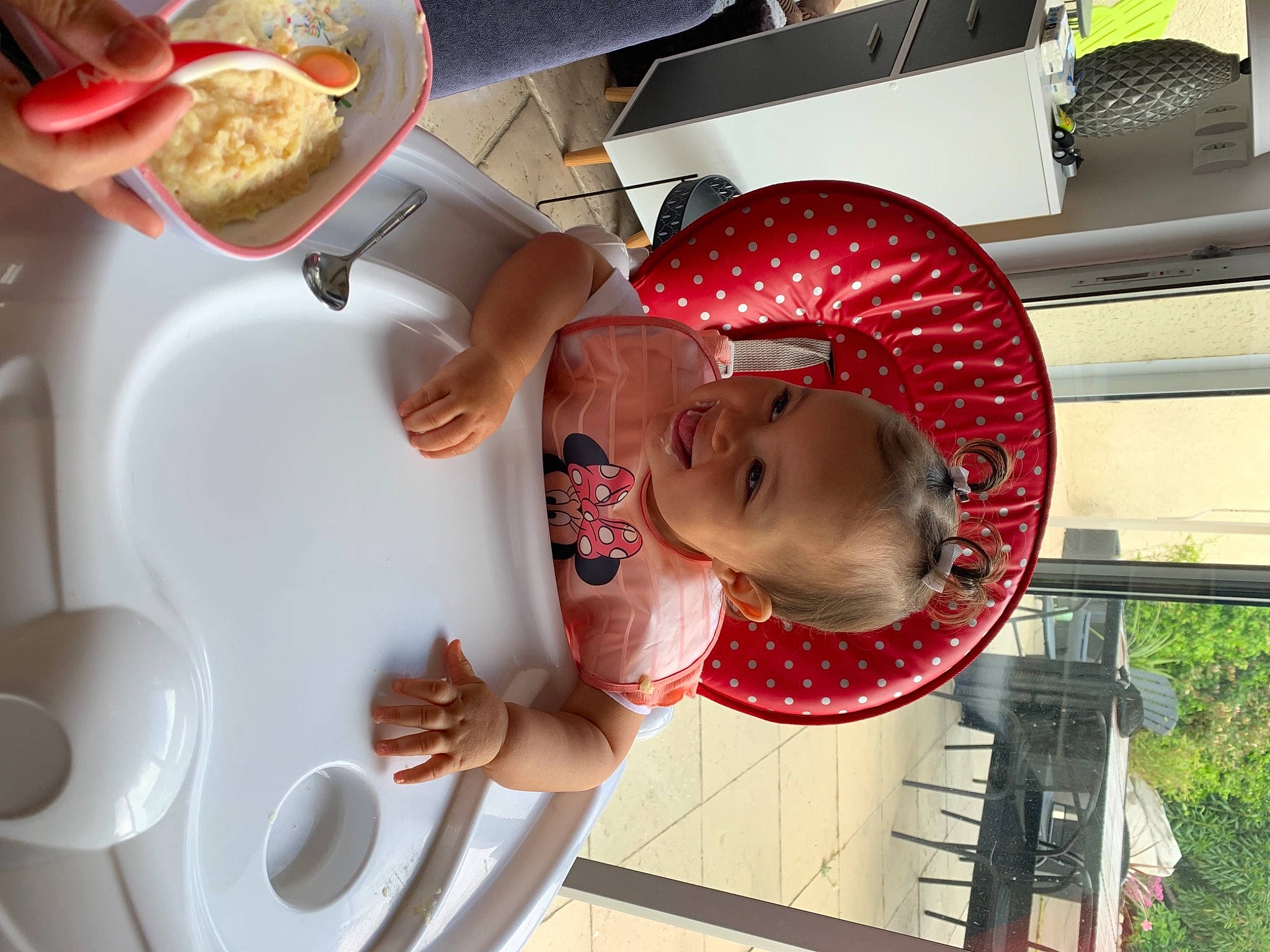 Tya a rejoint le concours — aidez-le/la à gagner de superbes lots ! baby, bathing, bread, child, comfort_food, cooking, eyewear, fast_food, food, fun, homemaker, ingredient, joy, junk_food, kitchen, kitchen_appliance, person, plant, recipe, sunglasses