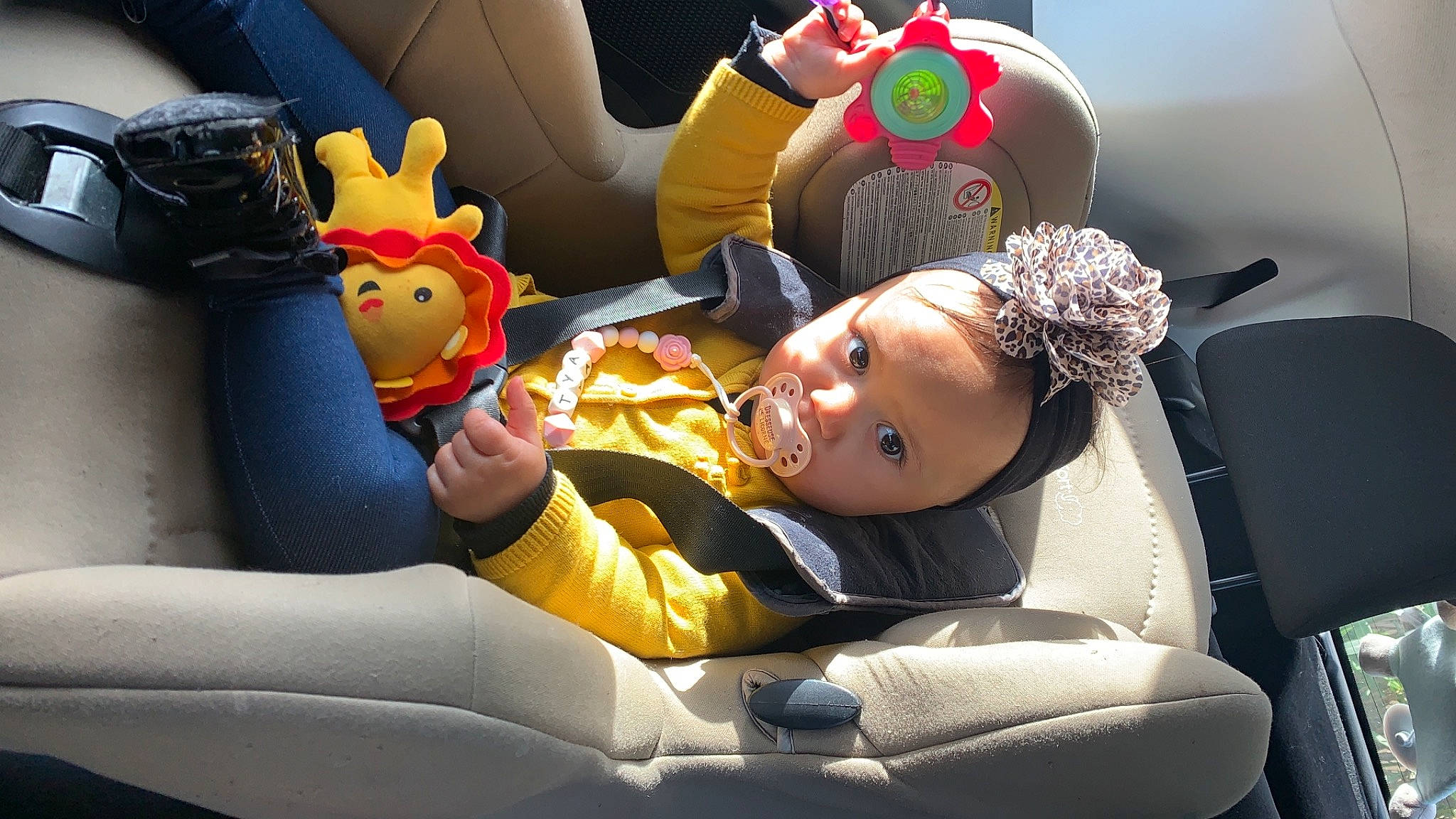 Tya participe au concours pour gagner de l'argent avec cette photo : auto_part, automotive_design, baby, car, car_seat, child, comfort, event, family_car, fun, gesture, happy, leisure, luxury_vehicle, motor_vehicle, person, product, recreation, stuffed_toy, toddler