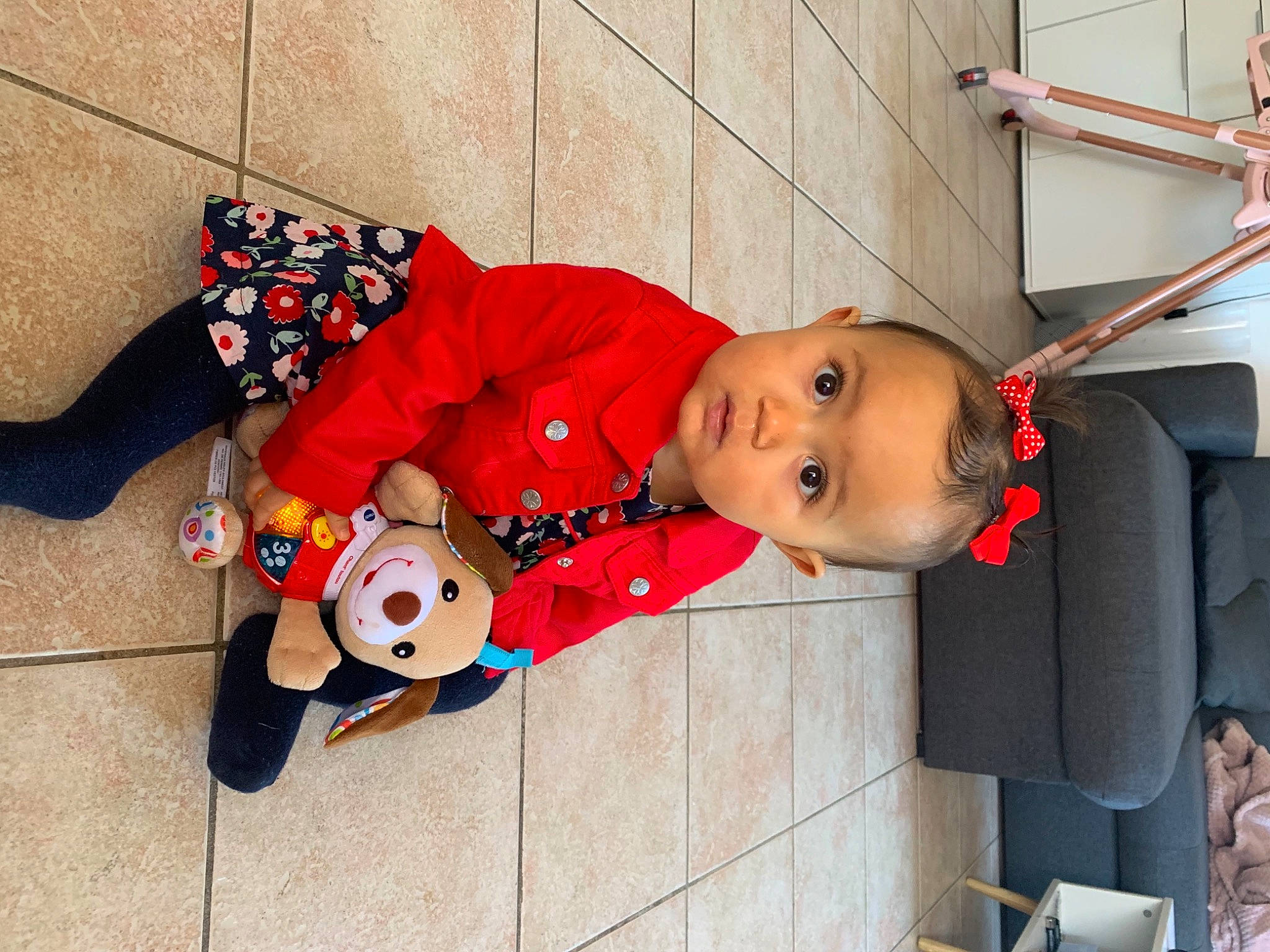 Tya a rejoint le concours — aidez-le/la à gagner de superbes lots ! baby, baby_toddler_clothing, carmine, child, costume, design, happy, hat, orange, pattern, people, person, stuffed_toy, surprise, toddler, toy, tree