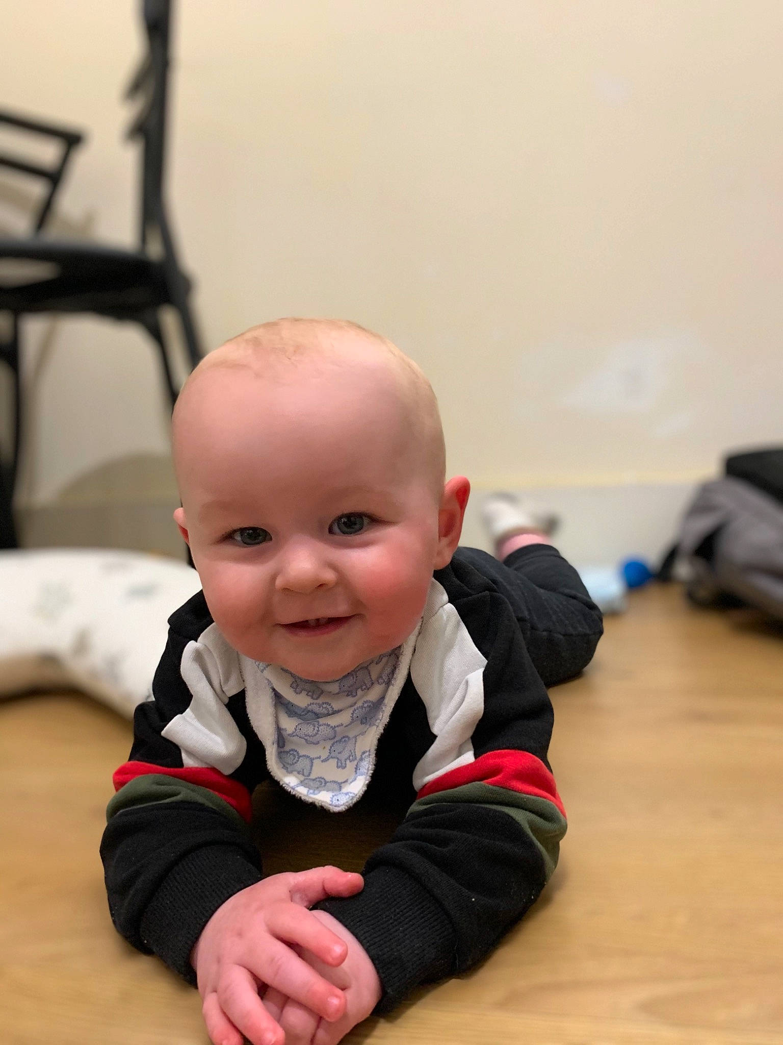 Marco is registered to the contest to win money with this photo: baby, baby_toddler_clothing, bag, cheek, child, comfort, crawling, eye, finger, floor, flooring, happy, hardwood, joy, luggage_and_bags, person, sitting, skin, sleeve, smile