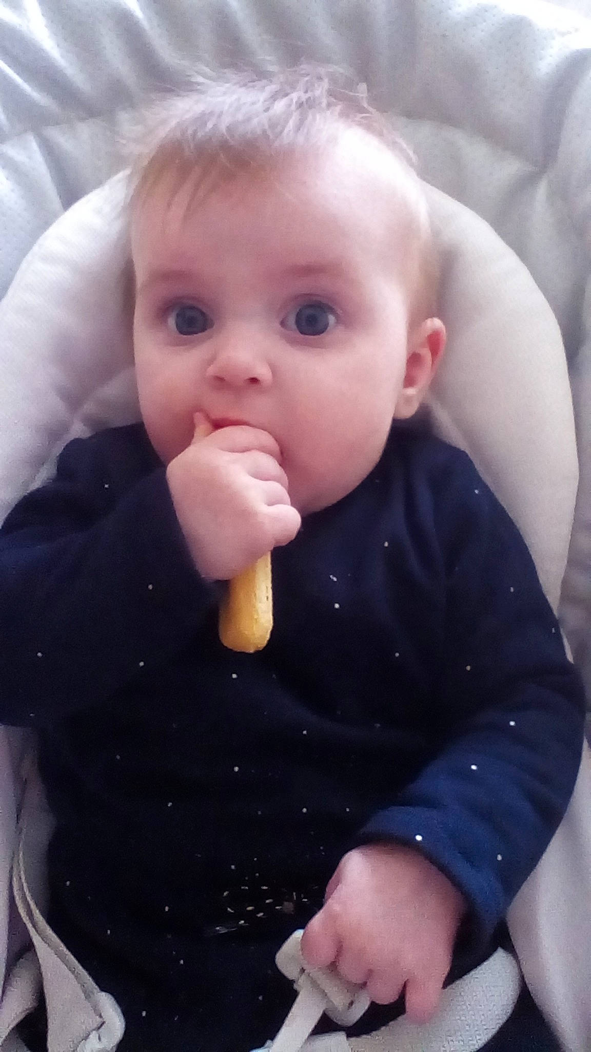 Manoe a rejoint le concours — aidez-le/la à gagner de superbes lots ! baby, baby_playing_with_food, baby_products, baby_toddler_clothing, cheek, child, eating, eye, finger, hand, human_body, iris, lip, nose, organ, person, skin, sleeve, surprise, taste