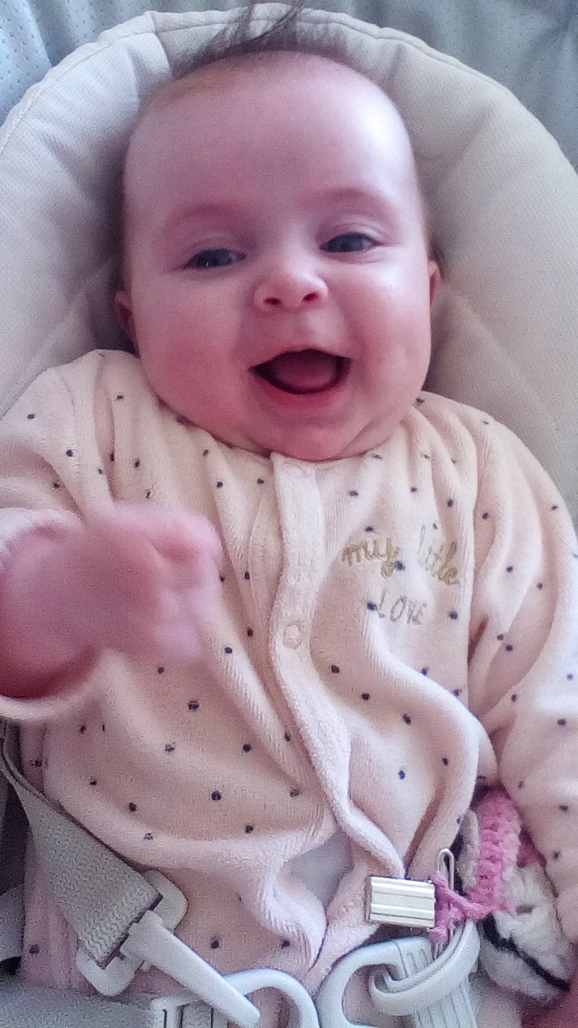 Manoe a rejoint le concours — aidez-le/la à gagner de superbes lots ! baby, baby_laughing, baby_making_funny_faces, baby_products, baby_toddler_clothing, cheek, child, eyebrow, facial_expression, iris, laugh, lip, mouth, nose, organ, person, pink, skin, sleeve, toddler