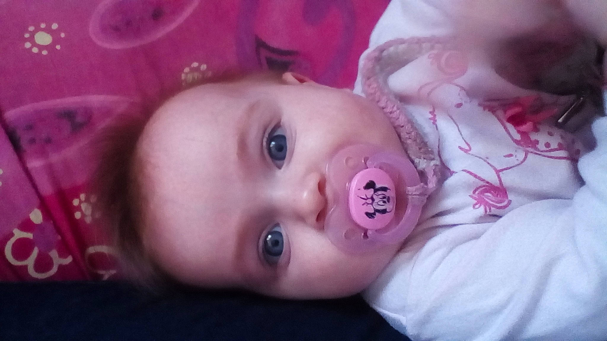 Manoe participe au concours pour gagner de l'argent avec cette photo : baby, baby_products, baby_toddler_clothing, cheek, child, eye, eyebrow, eyelash, facial_expression, iris, lip, magenta, nose, organ, peach, person, pink, product, skin, toddler