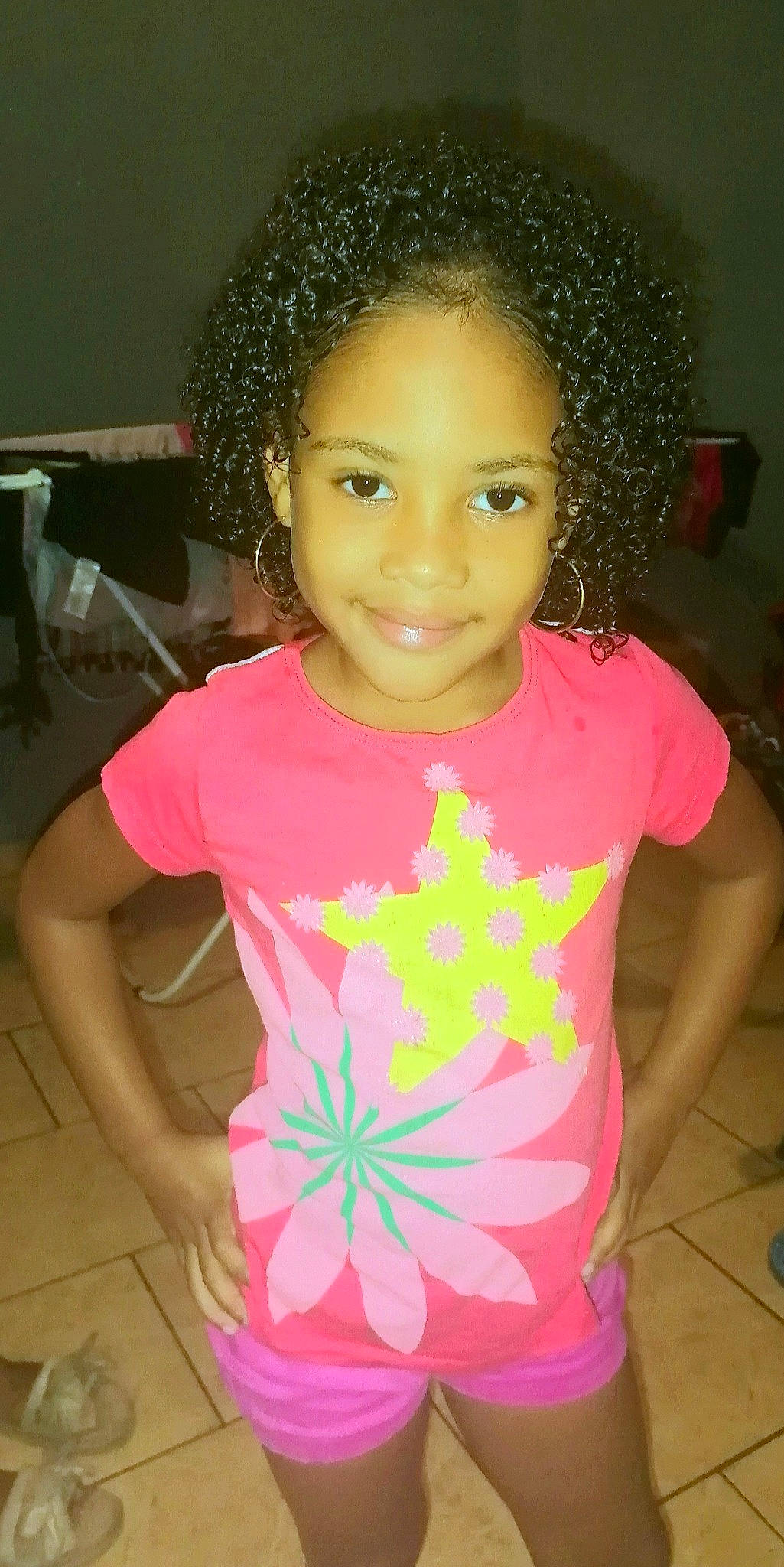 Leïana a rejoint le concours — aidez-le/la à gagner de superbes lots ! afro, arm, baby_toddler_clothing, cheek, cool, forehead, fun, hairstyle, happy, head, jheri_curl, joy, lip, magenta, nose, organ, person, pink, skin, sleeve