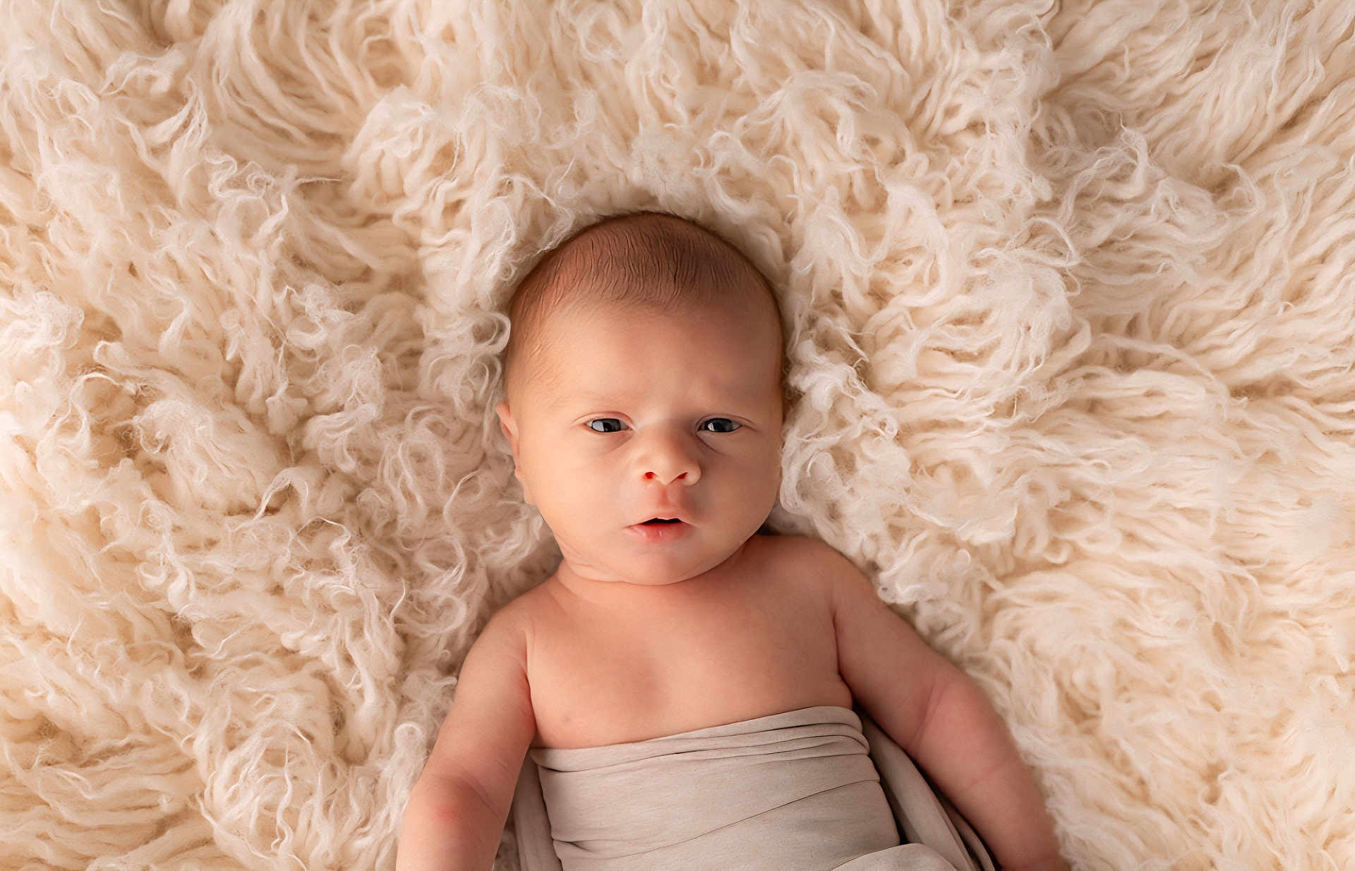 Maxens a rejoint le concours — aidez-le/la à gagner de superbes lots ! newborn, baby, infant, wrapped, blanket, soft, texture, cozy, sleeping, child, skin, portrait, cute, peaceful, laying, indoors, closeup, face, young, resting