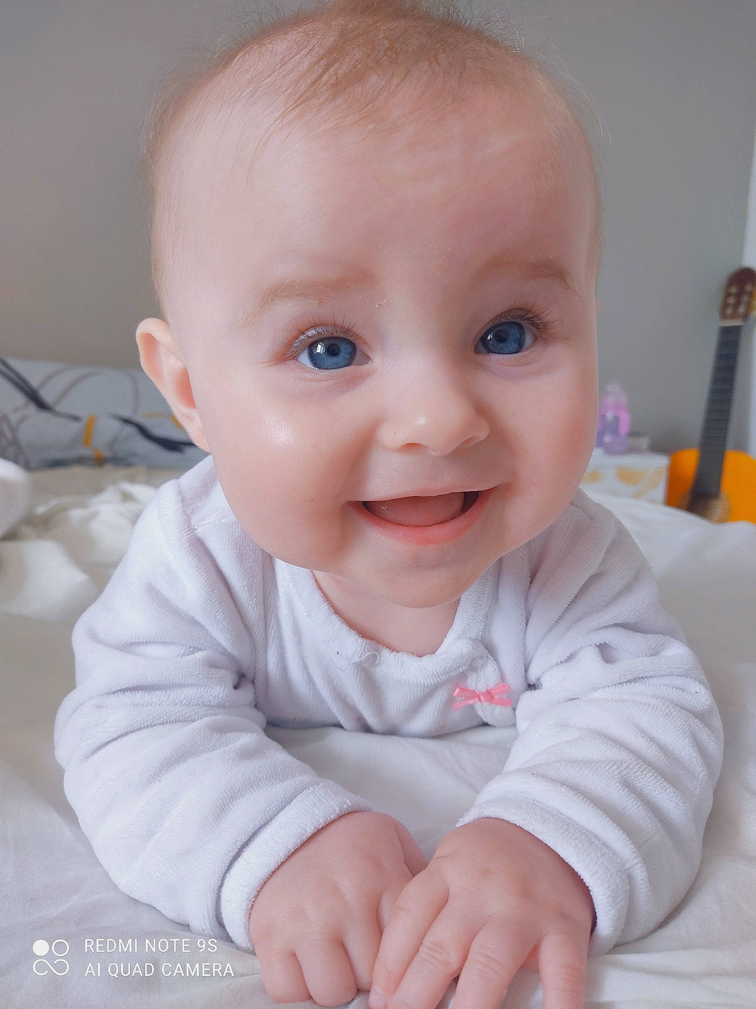 Lia participe au concours pour gagner de l'argent avec cette photo : baby, baby_toddler_clothing, cheek, child, chin, comfort, eye, eyebrow, flooring, happy, iris, lip, mouth, nose, person, product, skin, sleeve, smile, toddler