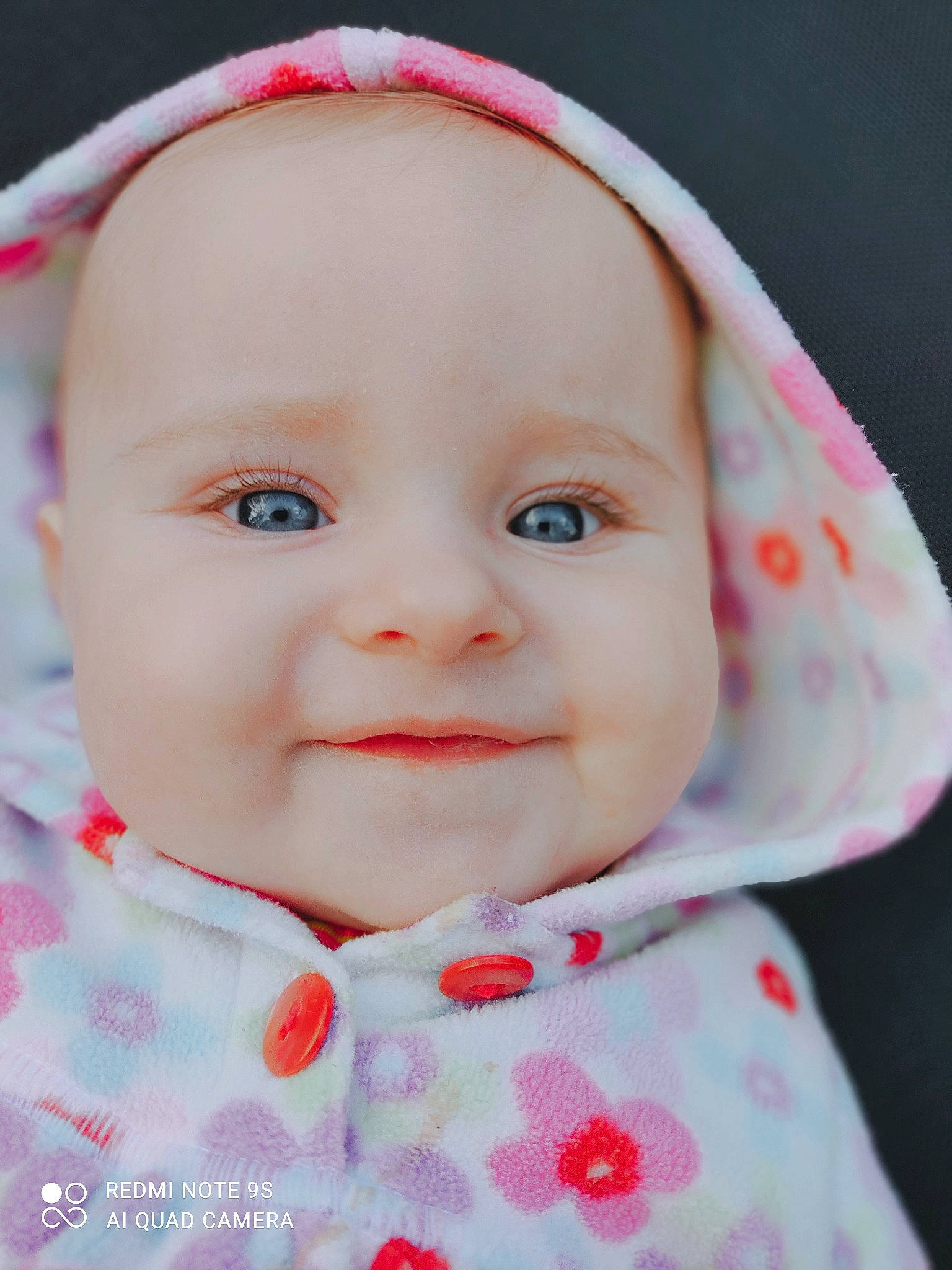 Lia participe au concours pour gagner de l'argent avec cette photo : baby, baby_toddler_clothing, cheek, chin, close_up, collar, eye, eyebrow, eyelash, face, happy, head, iris, lip, nose, person, pink, skin, sleeve, smile