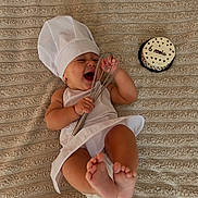 Thyam participe au concours pour gagner de l'argent avec cette photo : baby, infant, chef_hat, apron, whisk, cake, 6_months, happy, smiling, lying_down, blanket, foot, hand, cute, celebration, food, kitchen, cute_baby, portrait, child