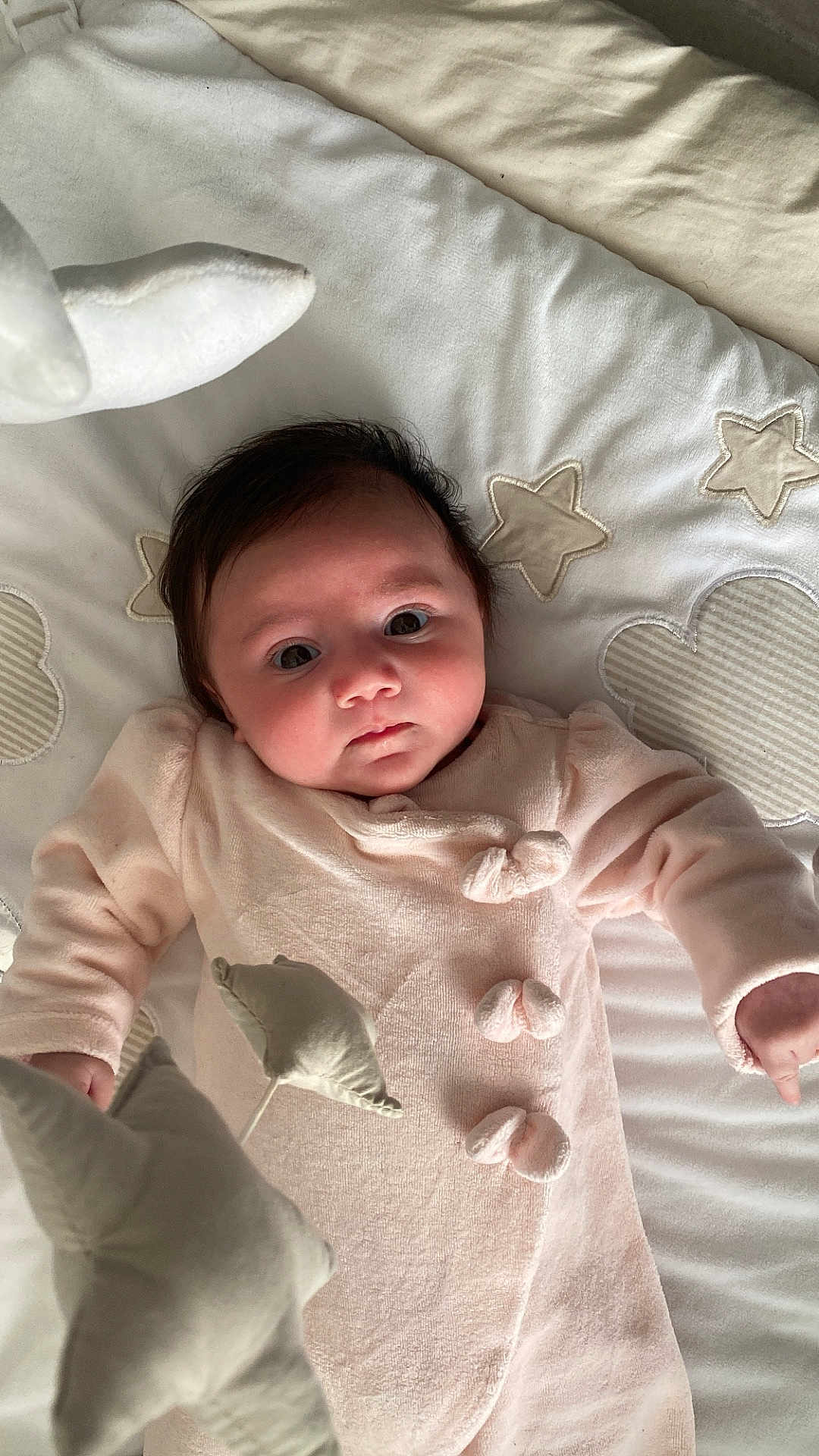 Talya a rejoint le concours — aidez-le/la à gagner de superbes lots ! baby, infant, onesie, plush, mobile, stars, blanket, soft_toys, face, eyes, cute, child, newborn, sleeping_area, indoor, laying, cozy, warm, fabric, comfort