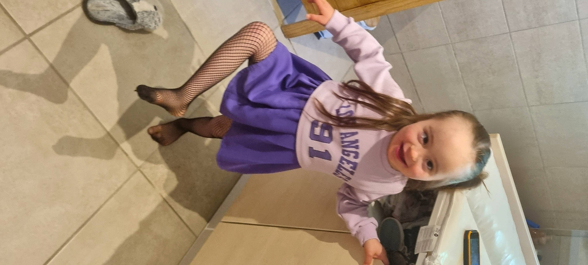 Ashley participe au concours pour gagner de l'argent avec cette photo : child, comfort, floor, flooring, foot, fun, happy, human_leg, joint, joy, knee, person, room, smile, sock, sportswear, t_shirt, thigh, thumb, toddler