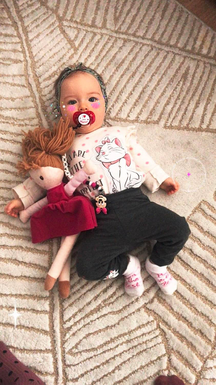 Celyanna a rejoint le concours — aidez-le/la à gagner de superbes lots ! baby_toddler_clothing, bangs, brown_hair, cheek, child, doll, dress, eyelash, fawn, foot, joint, leg, lip, person, pink, shoe, skin, sleeve, toy, wig