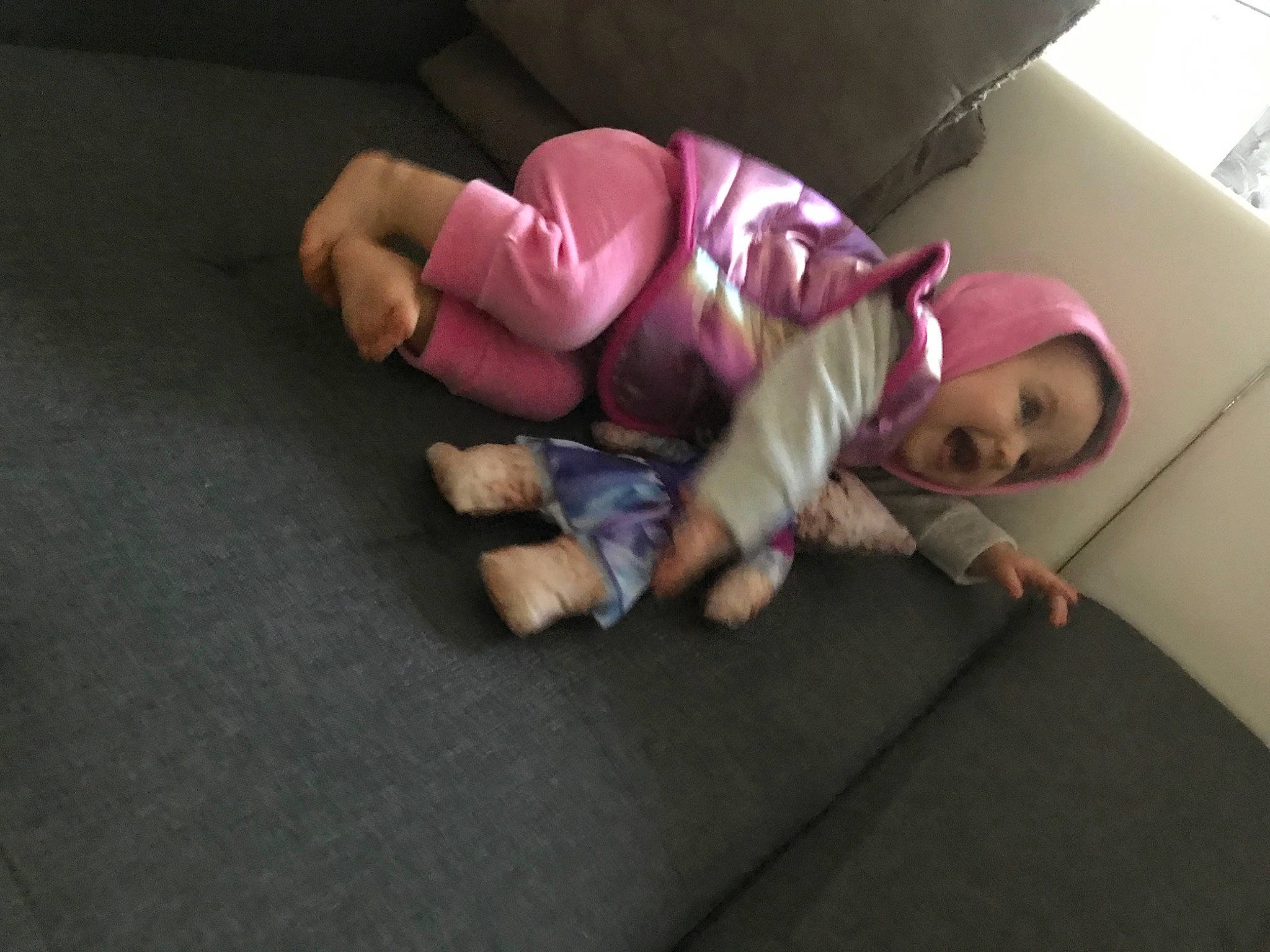 Celyanna participe au concours pour gagner de l'argent avec cette photo : baby, child, comfort, couch, flooring, foot, fun, hardwood, human_leg, knee, lap, linens, magenta, nap, person, room, sitting, sock, thigh, toddler