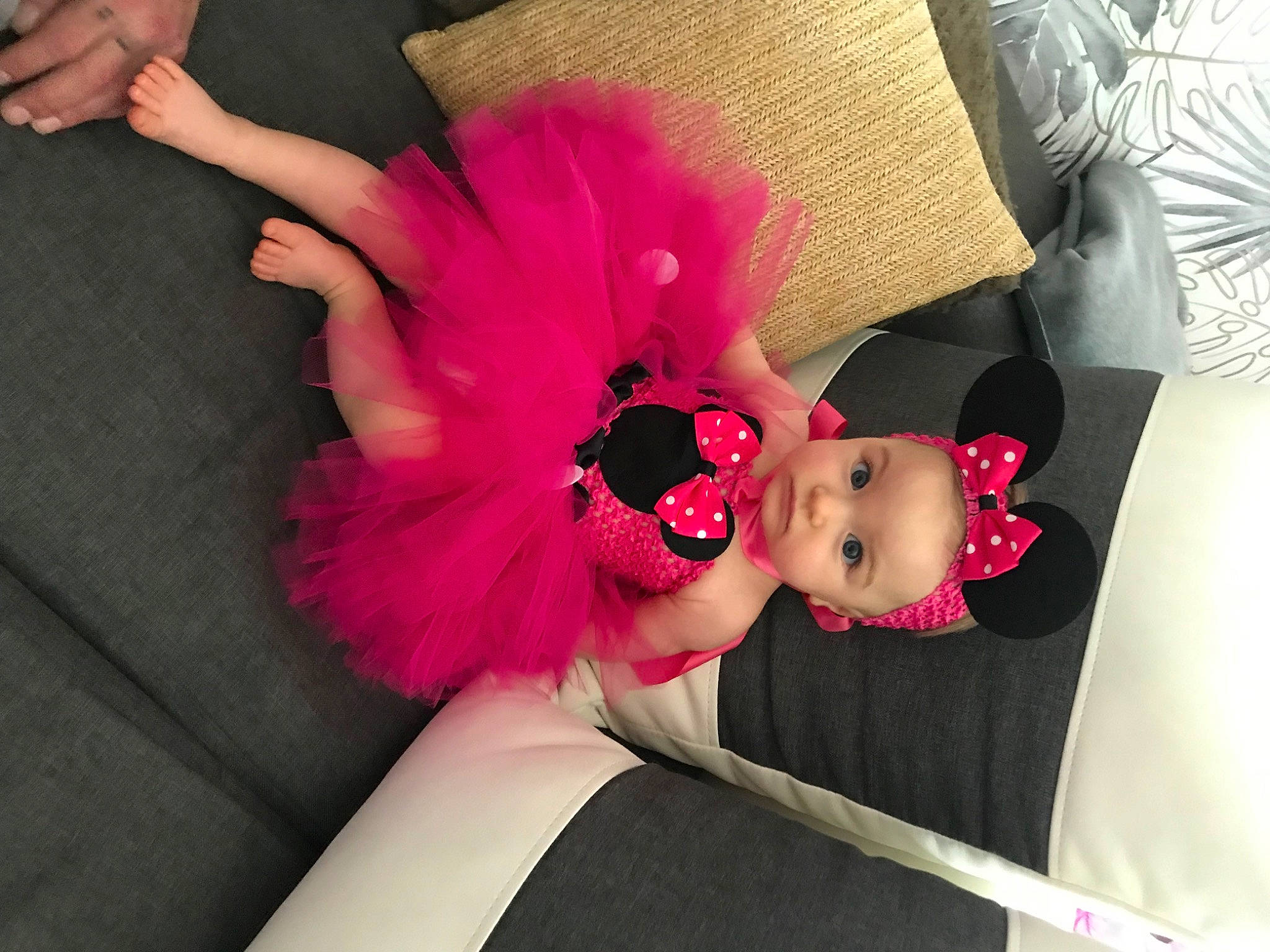 Celyanna a rejoint le concours — aidez-le/la à gagner de superbes lots ! baby, baby_toddler_clothing, child, costume_hat, dress, eyelash, fashion_accessory, fashion_design, flower, fur, hair_accessory, hand, hat, headband, headpiece, magenta, person, petal, pink, plant