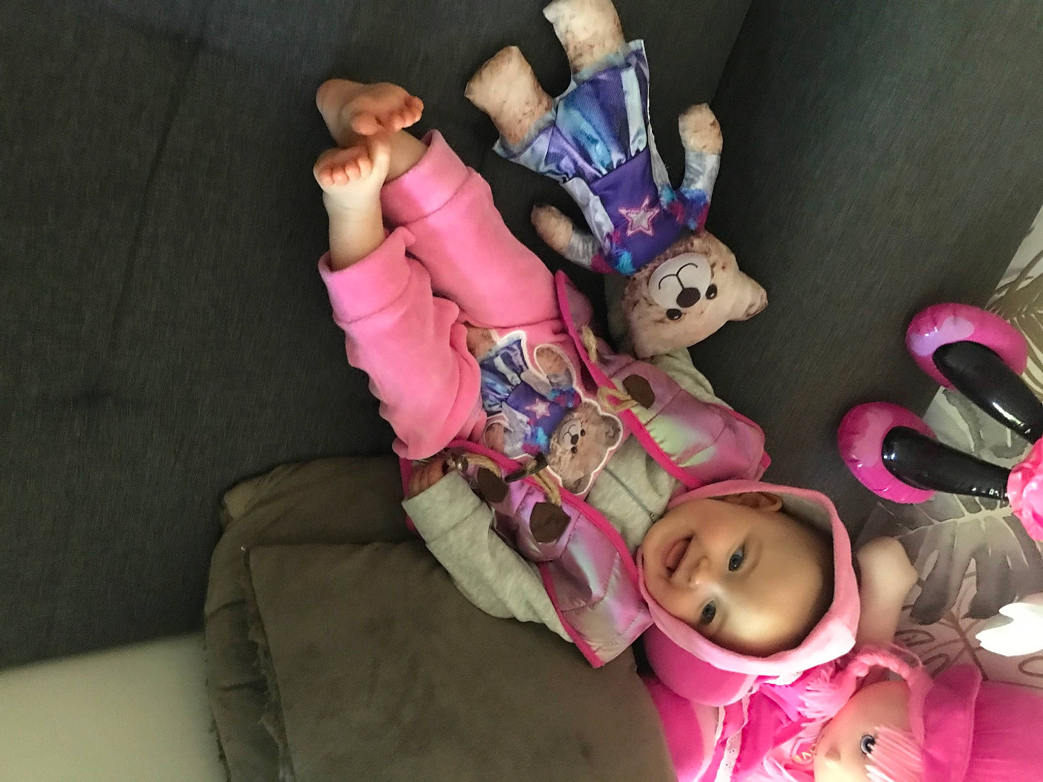 Celyanna a rejoint le concours — aidez-le/la à gagner de superbes lots ! art, carmine, child, costume, doll, event, fashion_design, foot, fun, happy, human_leg, joy, nail, person, pink, plastic, plush, room, stuffed_toy, toy