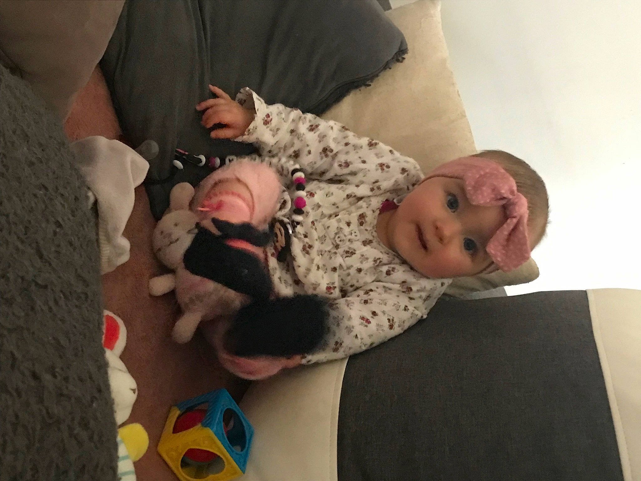 Celyanna a rejoint le concours — aidez-le/la à gagner de superbes lots ! baby, baby_products, baby_toddler_clothing, child, comfort, elbow, flooring, fun, happy, headwear, joint, lap, leg, mammal, person, room, sitting, sleeve, smile, t_shirt