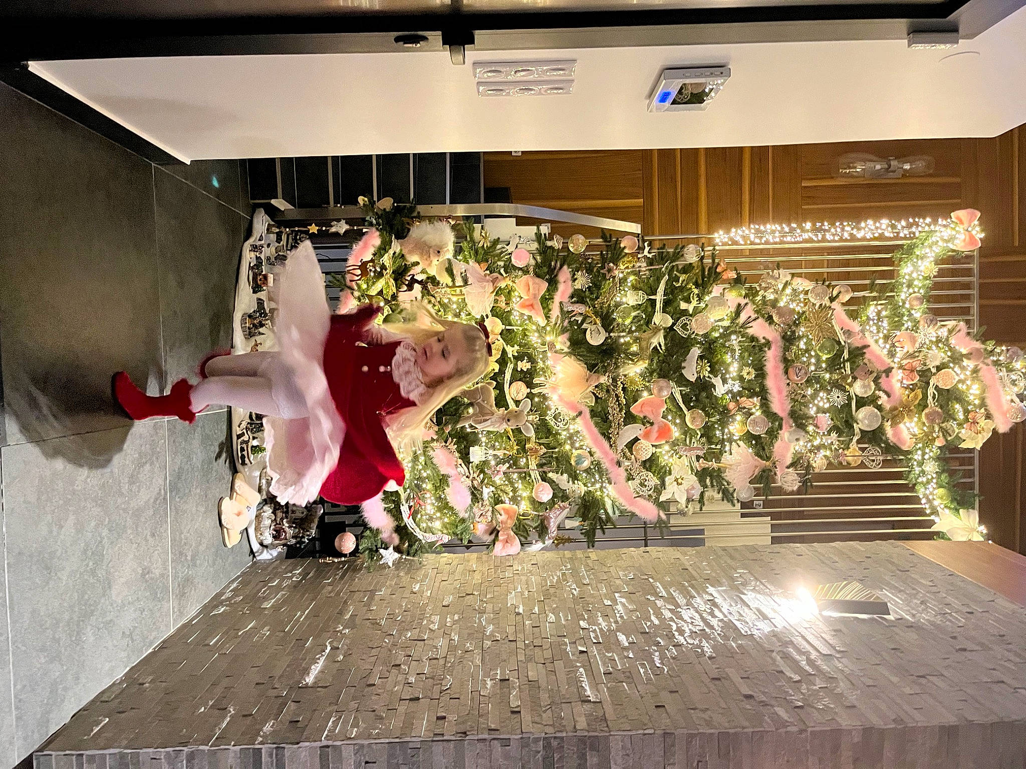 Russie participe au concours pour gagner de l'argent avec cette photo : art, artificial_flower, carmine, ceiling, entertainment, event, flooring, floral_design, floristry, flower, flower_arranging, fun, leisure, magenta, performing_arts, person, petal, plant, room, tradition