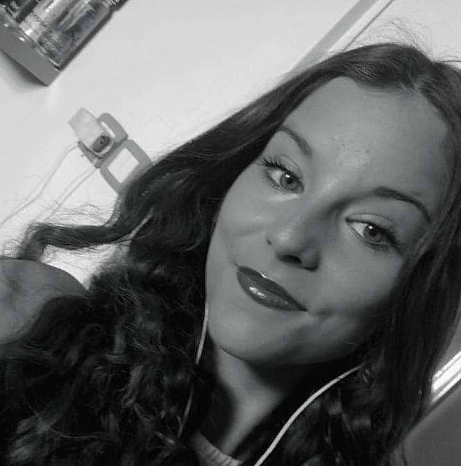 Alison participe au concours pour gagner de l'argent avec cette photo : black, black_and_white, black_hair, eye, eyebrow, eyelash, face, flash_photography, gesture, happy, iris, jaw, joy, lip, monochrome, monochrome_photography, mouth, nose, organ, person