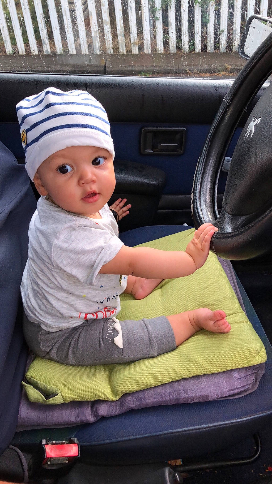 Mehdy participe au concours pour gagner de l'argent avec cette photo : car, car_seat, car_seat_cover, child, driving, family_car, headwear, motor_vehicle, person, product, seat_belt, steering_part, steering_wheel, toddler, vehicle, vehicle_door