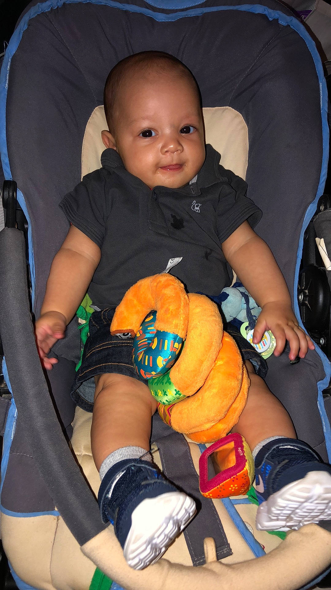 Mehdy a rejoint le concours — aidez-le/la à gagner de superbes lots ! baby_carriage, baby_products, car_seat, child, fun, infant, leg, person, product, sitting, smile, toddler