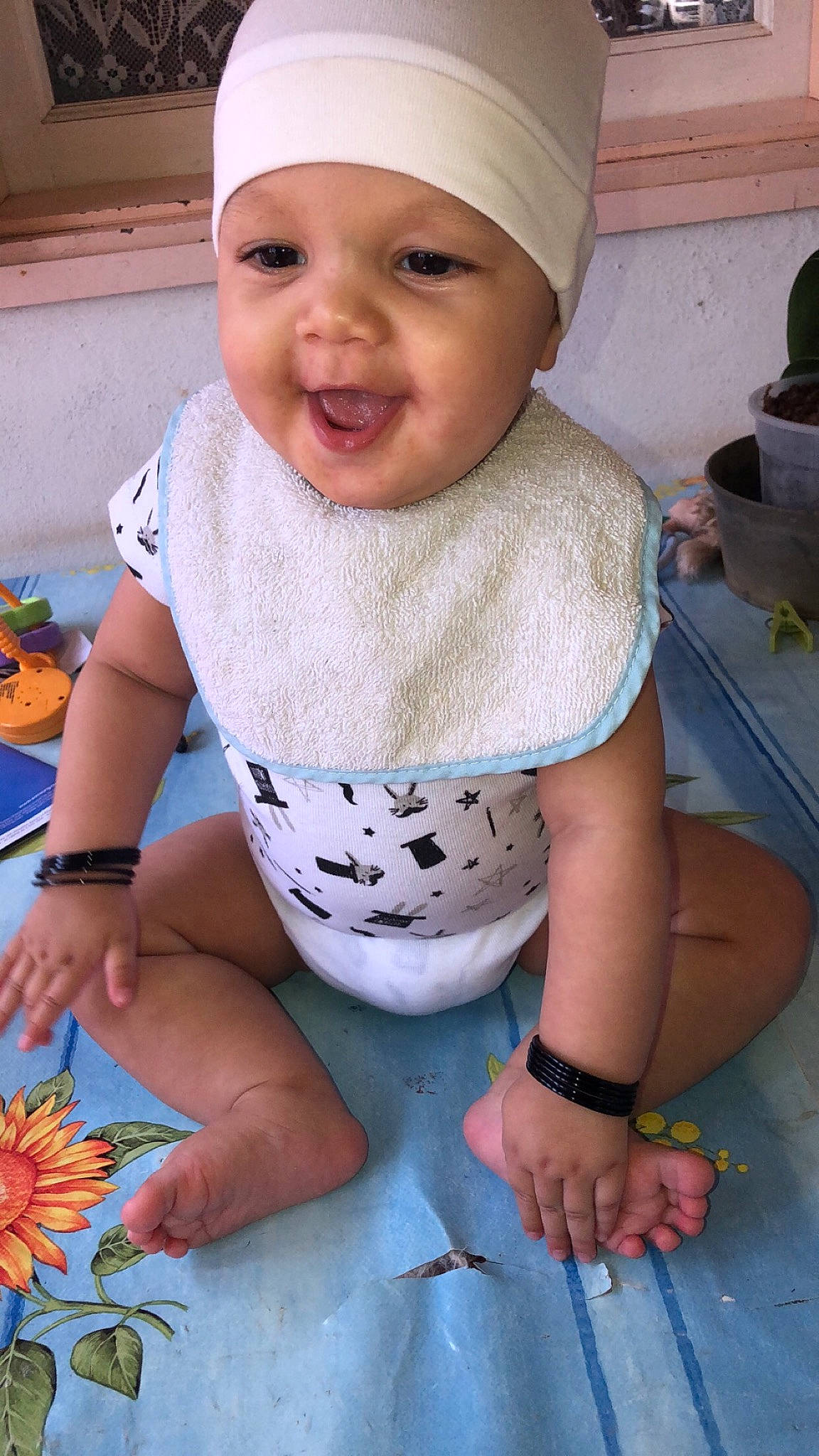 Mehdy a rejoint le concours — aidez-le/la à gagner de superbes lots ! abdomen, cap, child, fun, girl, hair_accessory, hat, head, headgear, headwear, human_hair_color, infant, leg, person, product, skin, smile, textile, toddler