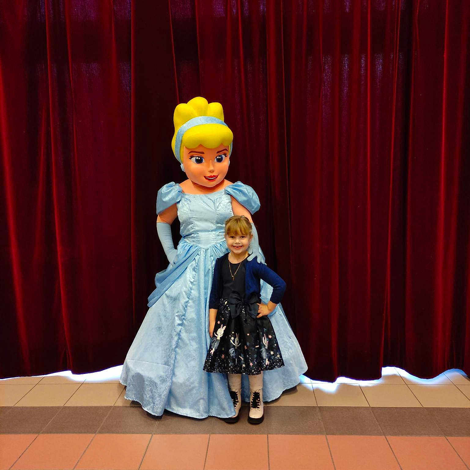 Lucy a rejoint le concours — aidez-le/la à gagner de superbes lots ! acting, animation, boot, costume, costume_design, curtain, entertainment, event, fashion_design, fictional_character, flooring, fun, hat, magenta, performance_art, performing_arts, pink, theater_curtain, toddler, toy
