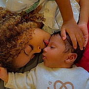 Kyara participe au concours pour gagner de l'argent avec cette photo : child, baby, curly_hair, love, affection, cuddling, bed, bedding, white_clothing, portrait, face, family, toddler, infant, closeup, skin, hand, sleepy, cute, warmth