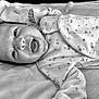 Kyara a rejoint le concours — aidez-le/la à gagner de superbes lots ! baby, smiling, infant, blanket, onesie, clothing, face, happy, sleepwear, person, newborn, cute, lying_down, soft_texture, indoor, portrait, monochrome, cozy, baby_girl, expression