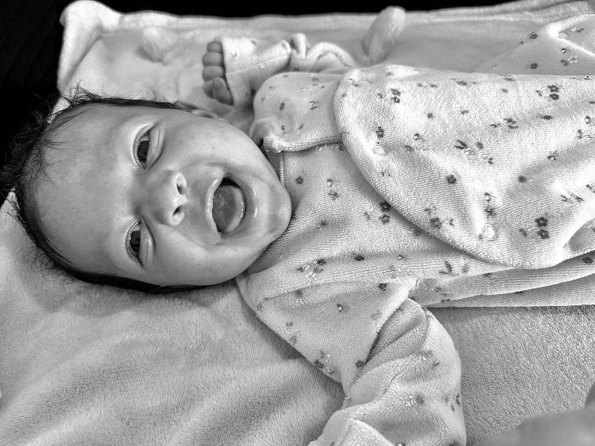 Kyara a rejoint le concours — aidez-le/la à gagner de superbes lots ! baby, smiling, infant, blanket, onesie, clothing, face, happy, sleepwear, person, newborn, cute, lying_down, soft_texture, indoor, portrait, monochrome, cozy, baby_girl, expression