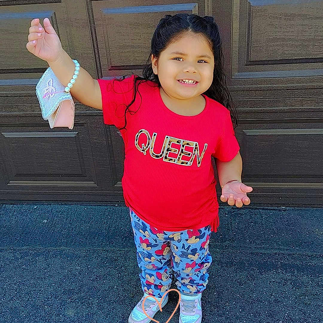 Dulce is registered to the contest to win money with this photo: child, city, clothing, door, face, female, footwear, girl, head, jeans, pants, person, photography, portrait, sandal, shoe, shorts, sneaker, t_shirt, walking