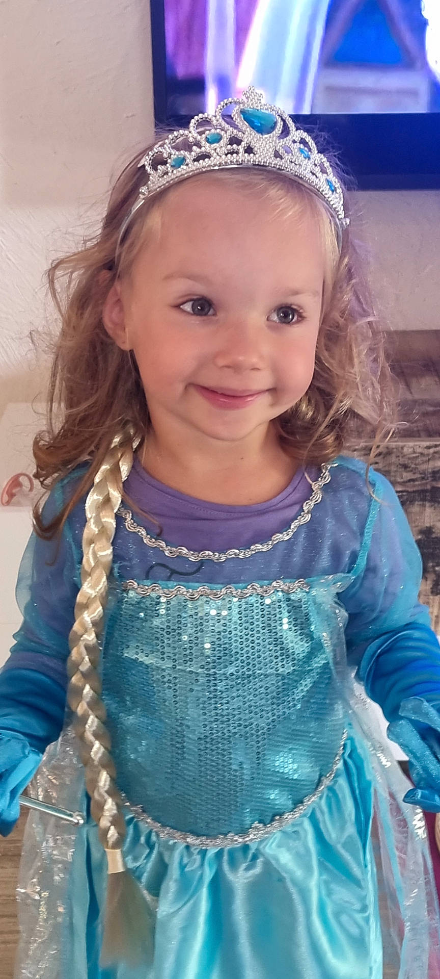 Jade a rejoint le concours — aidez-le/la à gagner de superbes lots ! accessories, child, clothing, costume, crown, dress, eveningdress, face, female, formalwear, girl, head, jewelry, longsleeve, necklace, person, photography, portrait, sleeve, tiara