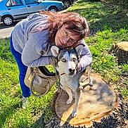 Bandita a rejoint le concours — aidez-le/la à gagner de superbes lots ! woman, dog, tree_stump, grass, parked_cars, outdoor, leisure, casual_clothing, glasses, sunny_day, pet, animal, nature, smiling, blue_eyes, leash, pavement, urban, friendship, daylight