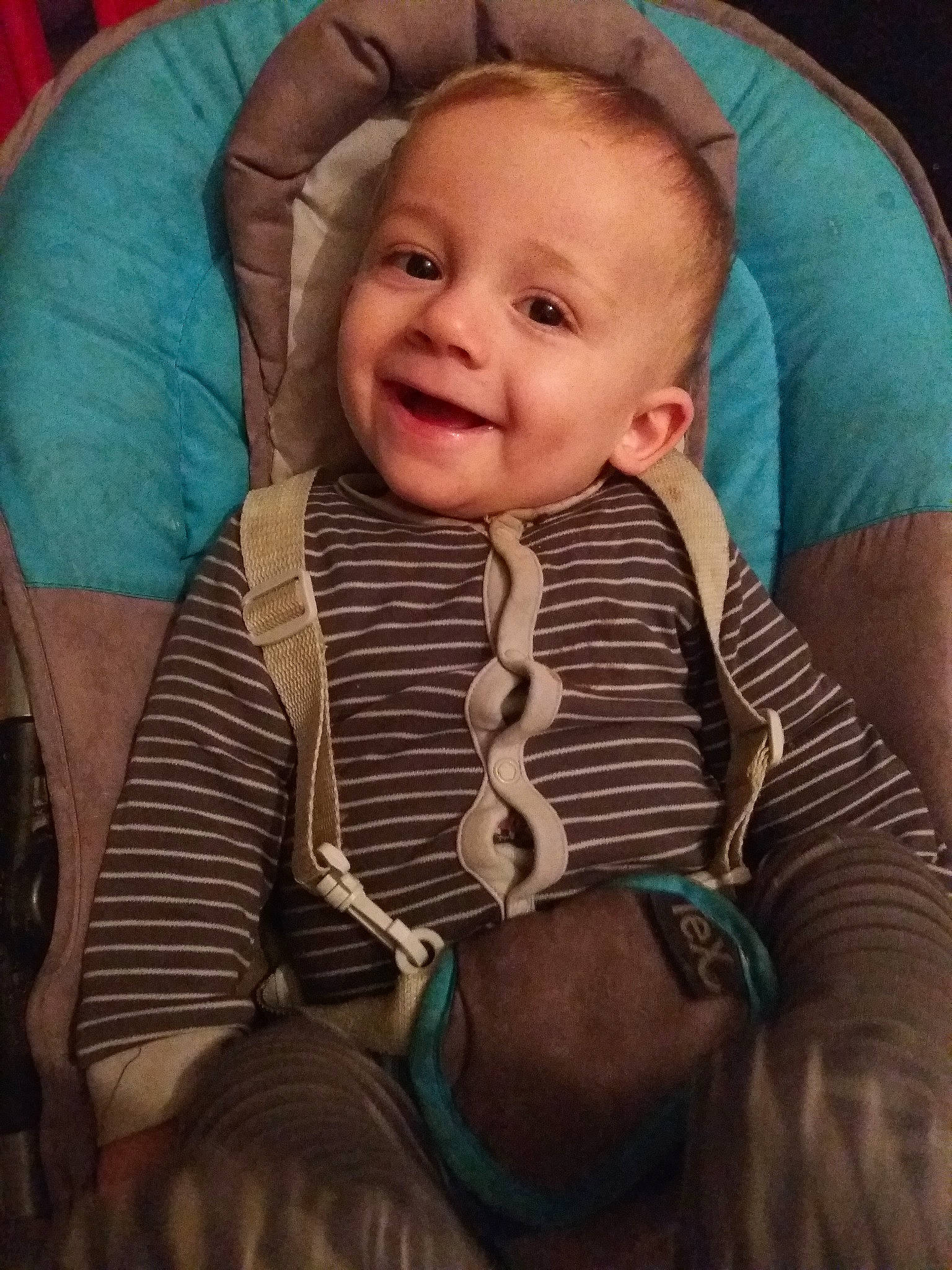 Ethan participe au concours pour gagner de l'argent avec cette photo : baby, baby_in_car_seat, cheek, child, eye, face, facial_expression, head, joy, laugh, nose, person, product, sitting, skin, smile, toddler